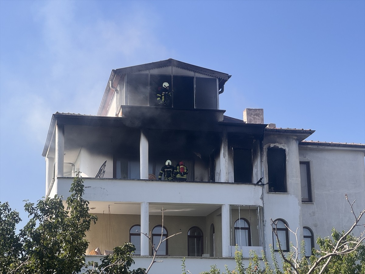 Kayseri'de bir villada çıkan yangın, itfaiye ekiplerince söndürüldü.