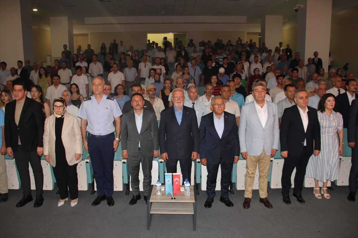 Kayseri'de Dadaloğlu Derneğince düzenlenen "21. Uluslararası 31. Ulusal Dadaloğlu Avşar Kültür ve...