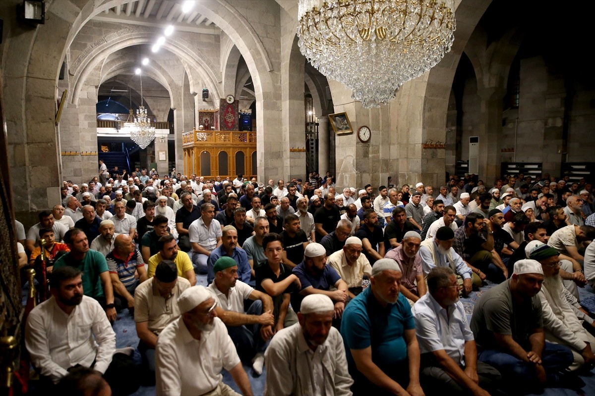 Kayseri'de gurbetçiler, izne geldikleri memleketlerinde tarihi Cami Kebir'de düzenlenen programda...