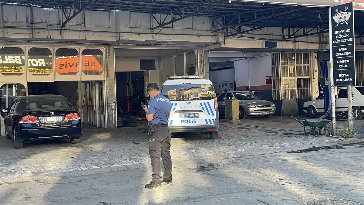 Kayseri'de oto tamirhanede çalışan kalfa, silahla iş yerindeki çırağı kazara yaraladı. İhbar...