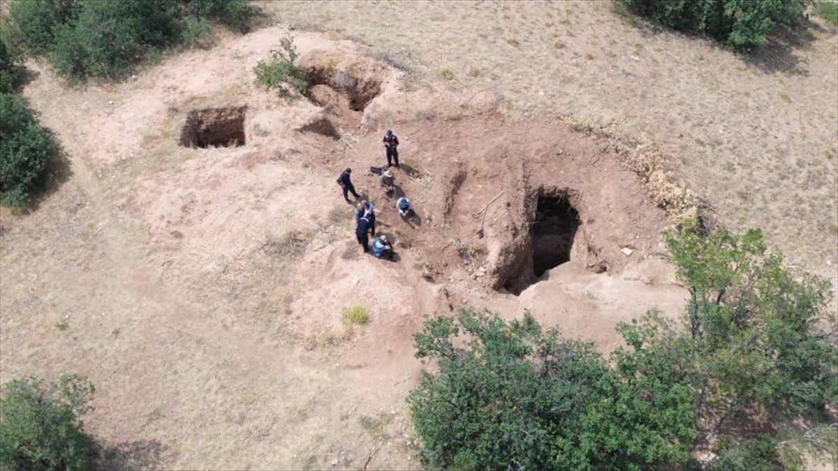 Kayseri'nin Felahiye ilçesinde kaçak kazı yapan 4 şüpheli, dronla tespit edilip yakalandı....