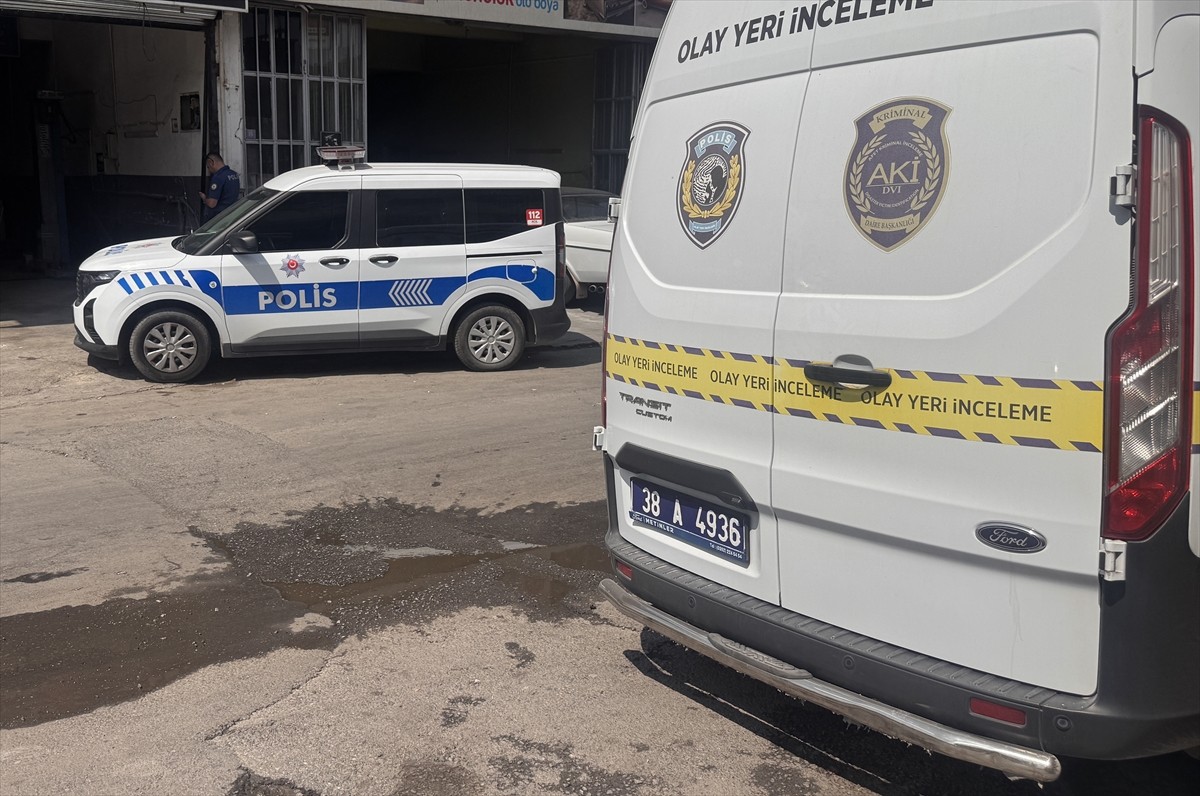 Kayseri'nin Kocasinan ilçesinde meydana gelen silahlı kavgada 1 kişi yaralandı. Polis ekipleri...