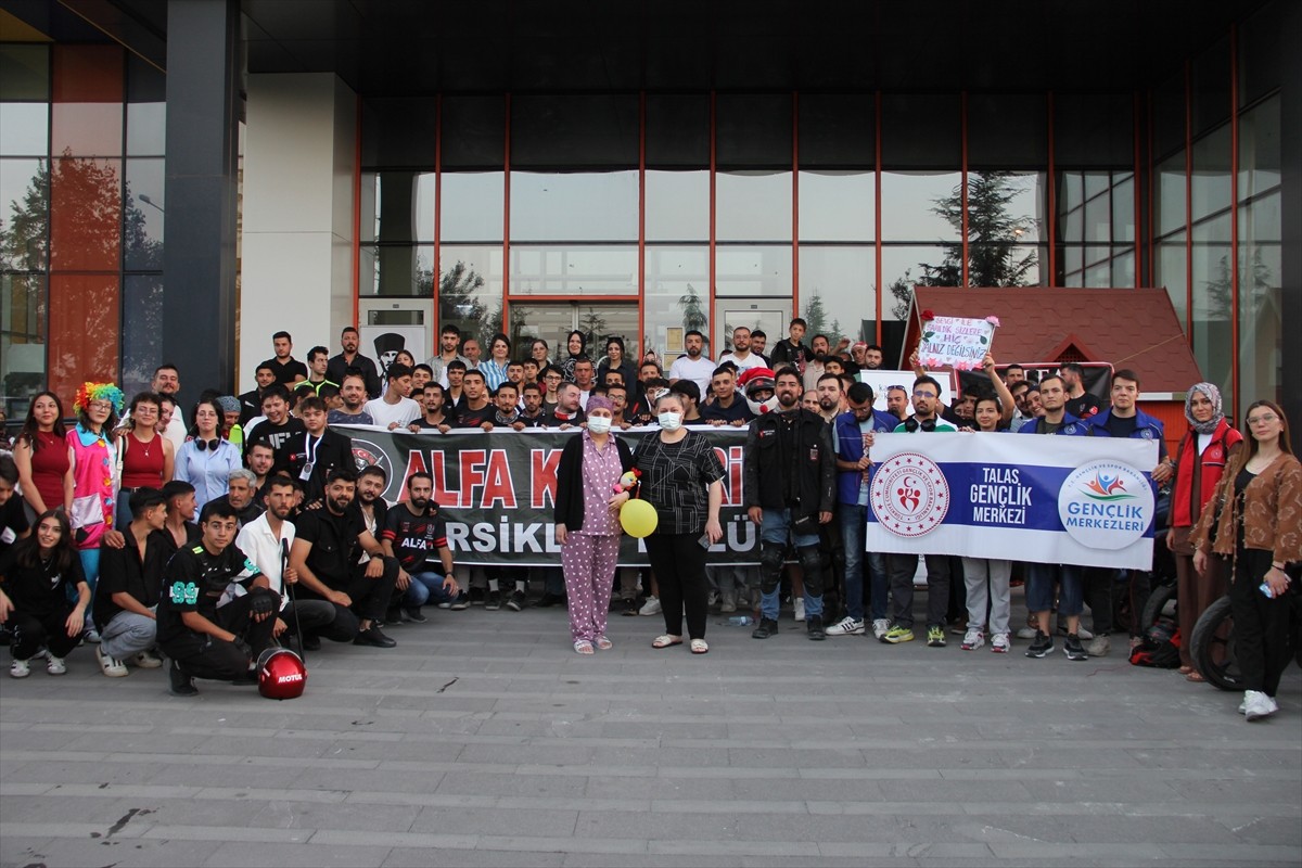 Kayseri’de motosiklet grubu, kanser hastası çocuklar için balon uçurdu.