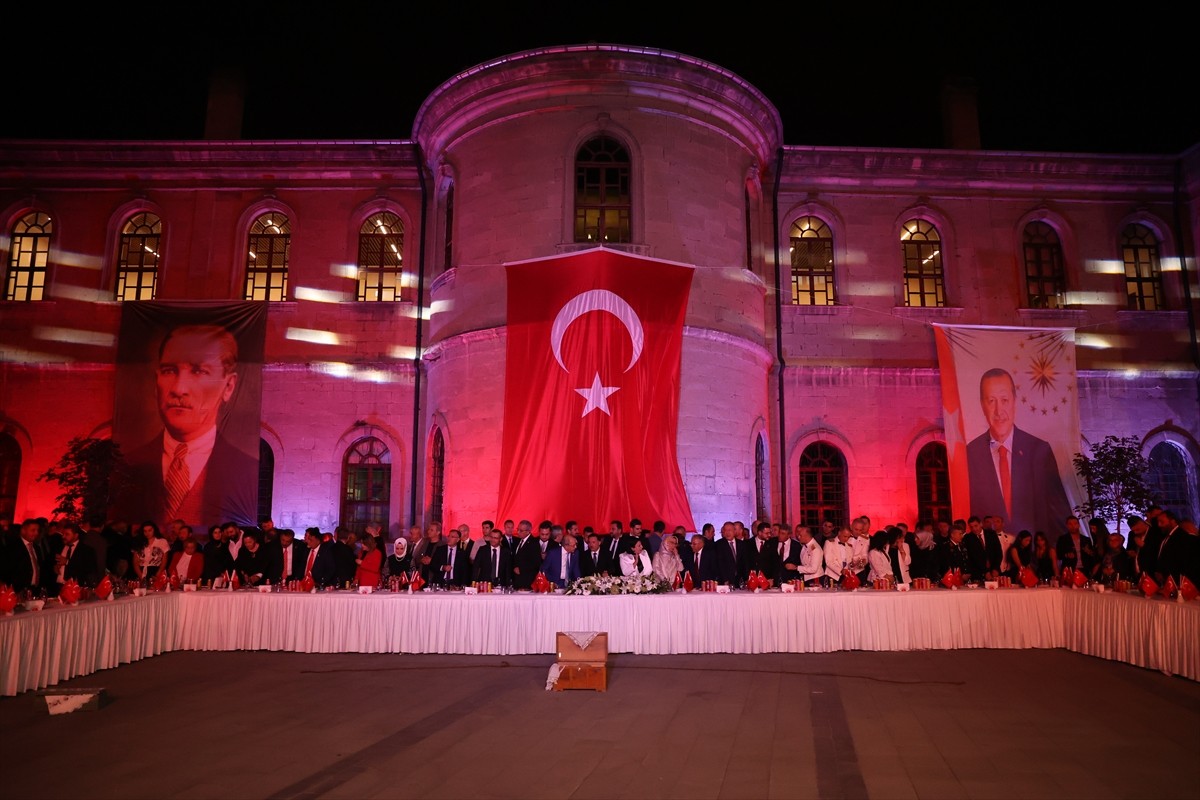 Kayseri Valiliğince 30 Ağustos Zafer Bayramı dolayısıyla Tarihi Kayseri Lisesi bahçesinde...