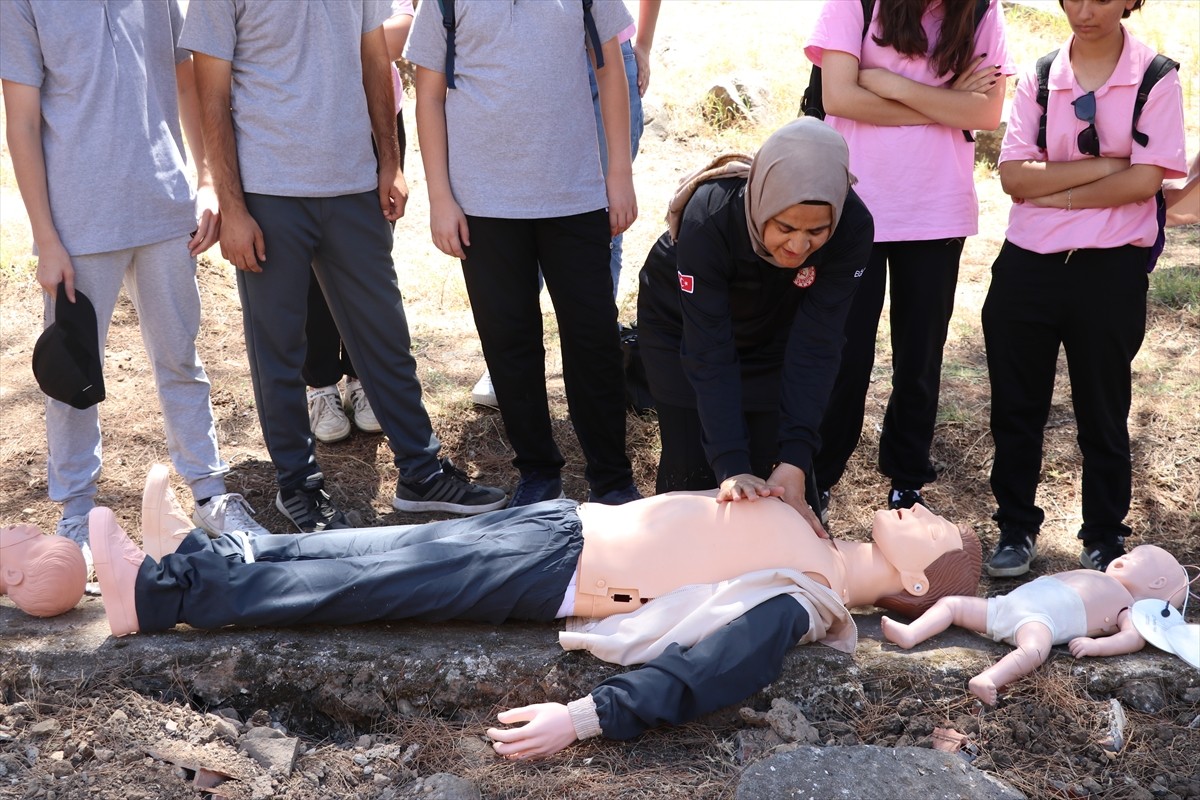 Kilis'te "Geleceğin Yıldızları Yaz Kampı" projesi kapsamında bir araya gelen öğrencilere, ilk...