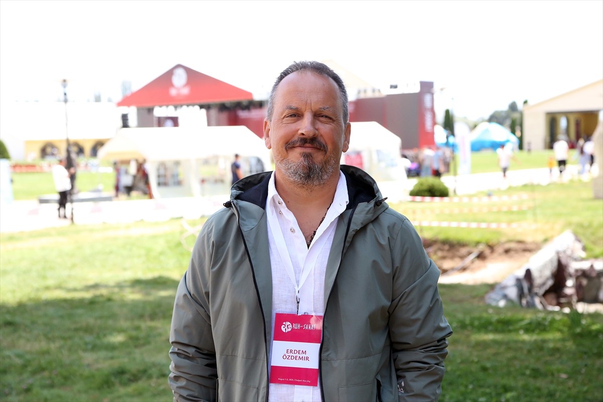 Kırgızistan'ın Issık Gölü kıyısındaki tatil beldesi Çolpon-Ata şehrinde "Geleneksel Kültür ve...