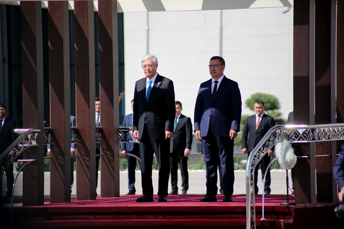 Kırgızistan Cumhurbaşkanı Sadır Caparov, resmi ziyaret kapsamında başkent Bişkek’e gelen...