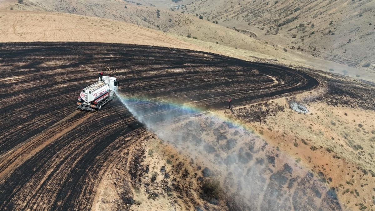 Kırıkkale'nin Keskin ilçesinde tarlada çıkan örtü yangını, itfaiye ekiplerinin müdahalesiyle...
