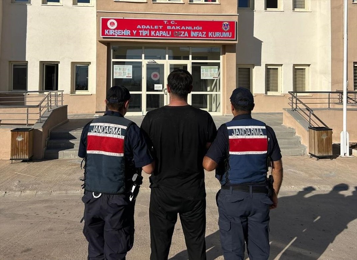 Kırşehir'de açık cezaevinden firar eden 2 hükümlü, jandarma ekiplerince yakalandı.