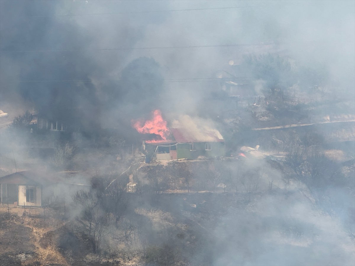 Kocaeli'nin Derince ilçesinde otluk alanda çıkan yangını söndürmek için havadan ve karadan çalışma...