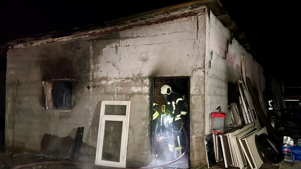  Kocaeli'nin Dilovası ilçesinde mermerit tezgah atölyesinde çıkan yangın söndürüldü.