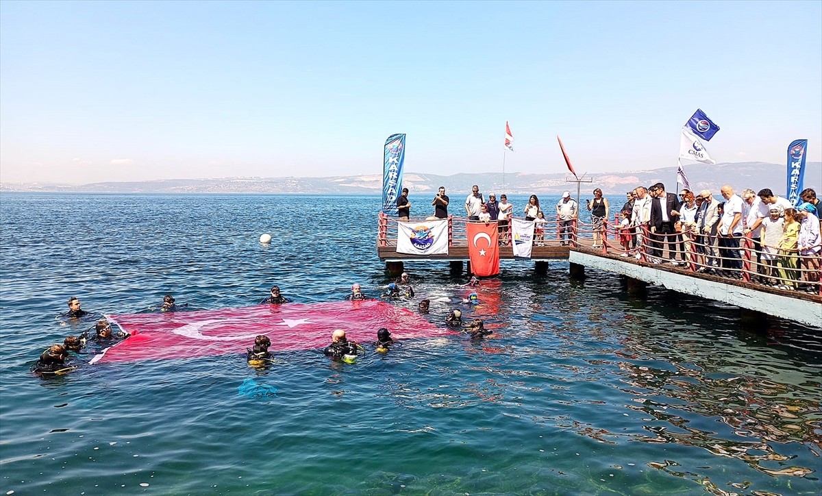 Kocaeli'nin Karamürsel ilçesinde 30 Ağustos Zafer Bayramı dolayısıyla dalgıçlar, denizde Türk...