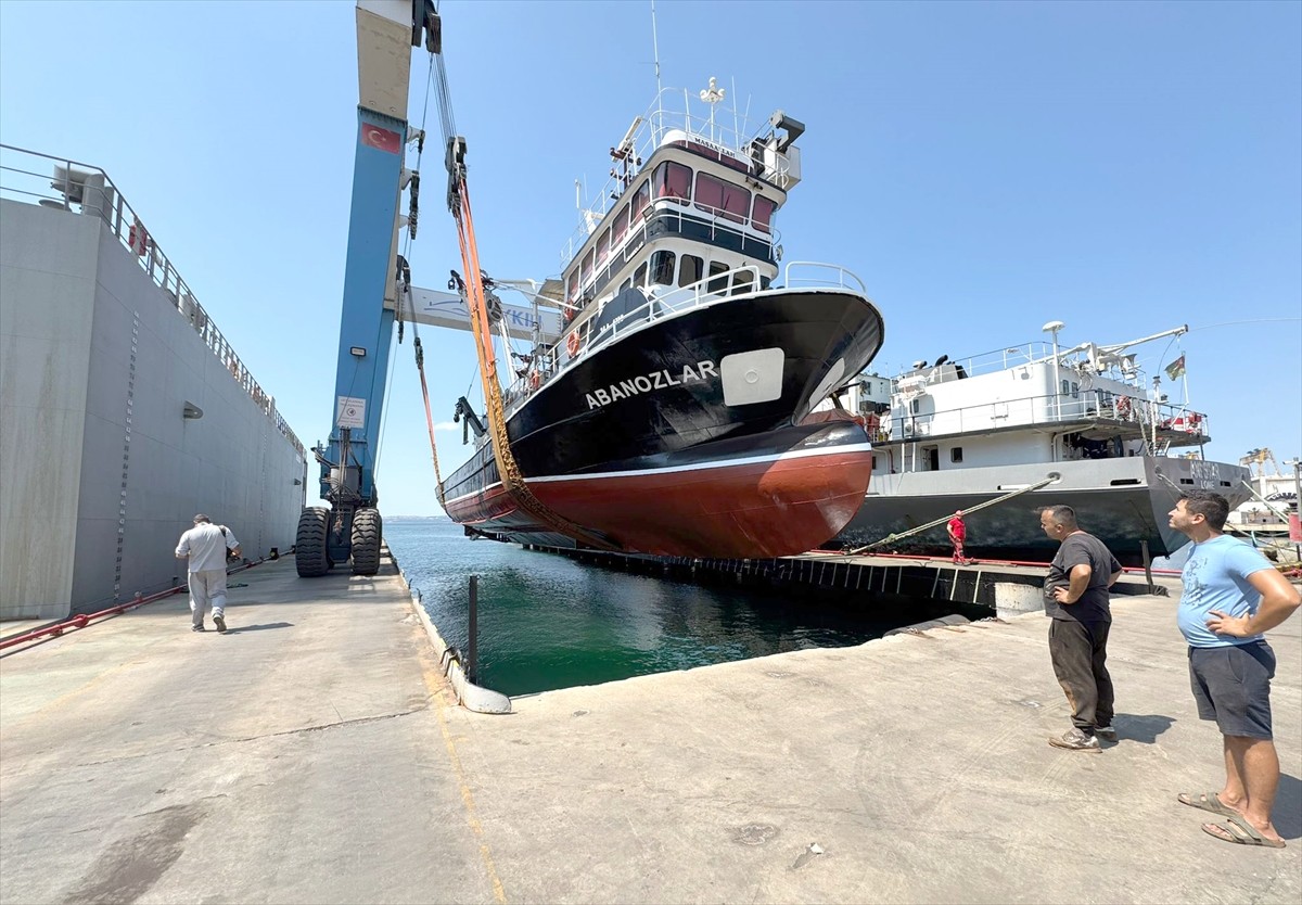 Kocaeli'nin Karamürsel ilçesinde balıkçılar, denizlerde av yasağının kalkacağı 1 Eylül'de "vira...