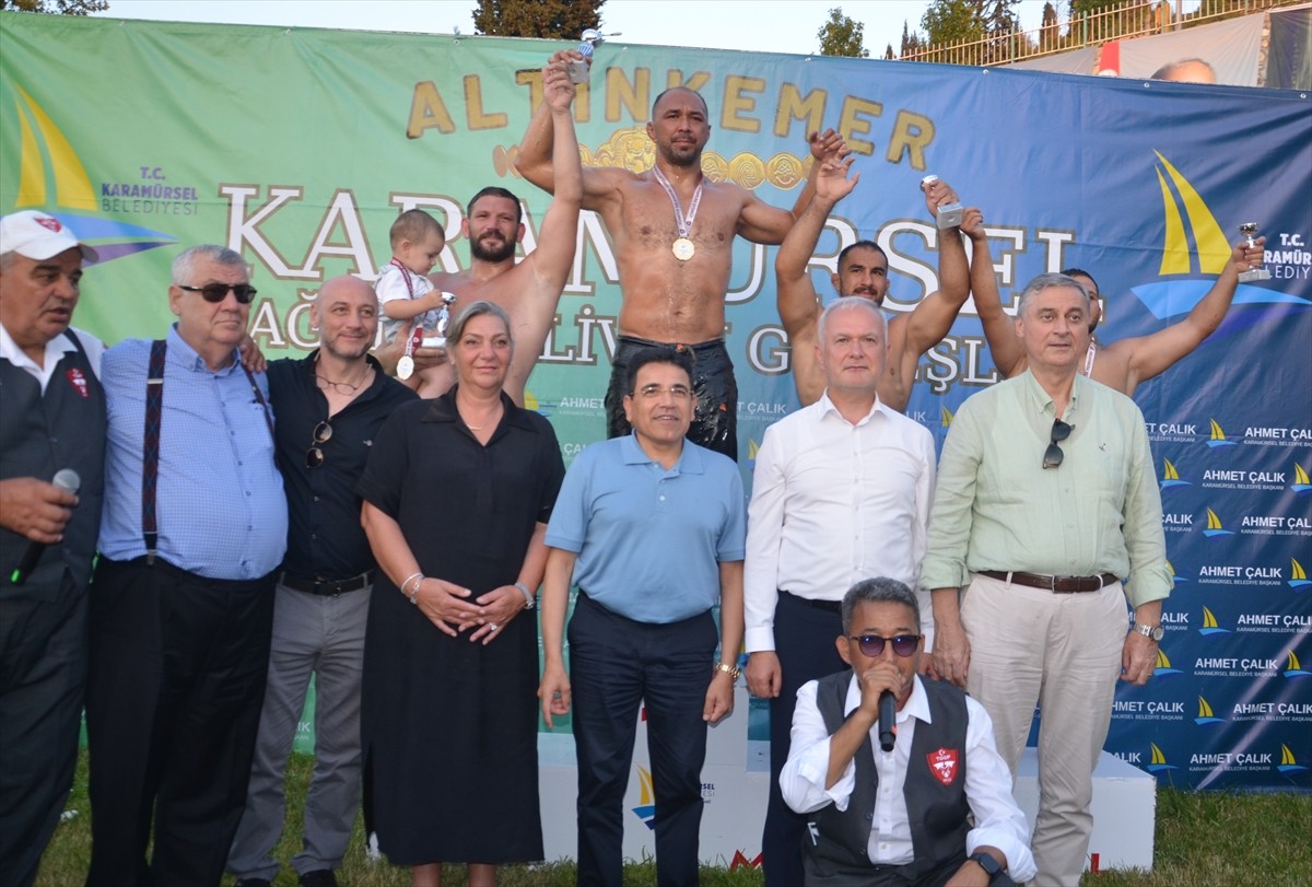Kocaeli'nin Karamürsel ilçesinde bu yıl 41'ncisi düzenlenen Geleneksel Karamürsel Yağlı Pehlivan...