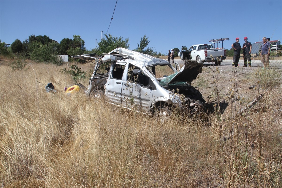 Konya'nın Beyşehir ilçesinde hafif ticari aracın beton direğe çarpması sonucu 5 kişi...