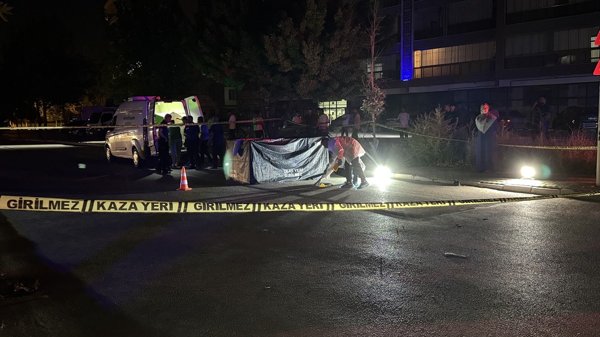 Konya'nın Karatay ilçesinde, ticari aracın çarptığı yaya hayatını kaybetti. Polis ekipleri kaza...