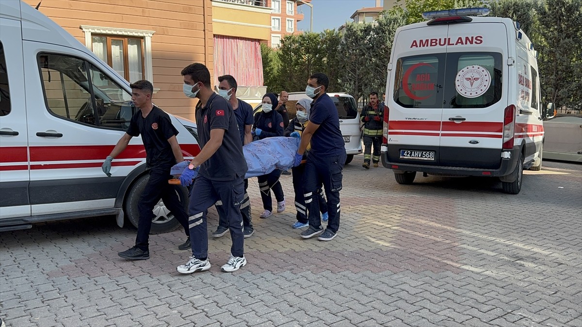 Konya'nın Karatay ilçesinde yatalak eşiyle yaşayan yaşlı adam, evinde ölü bulundu.