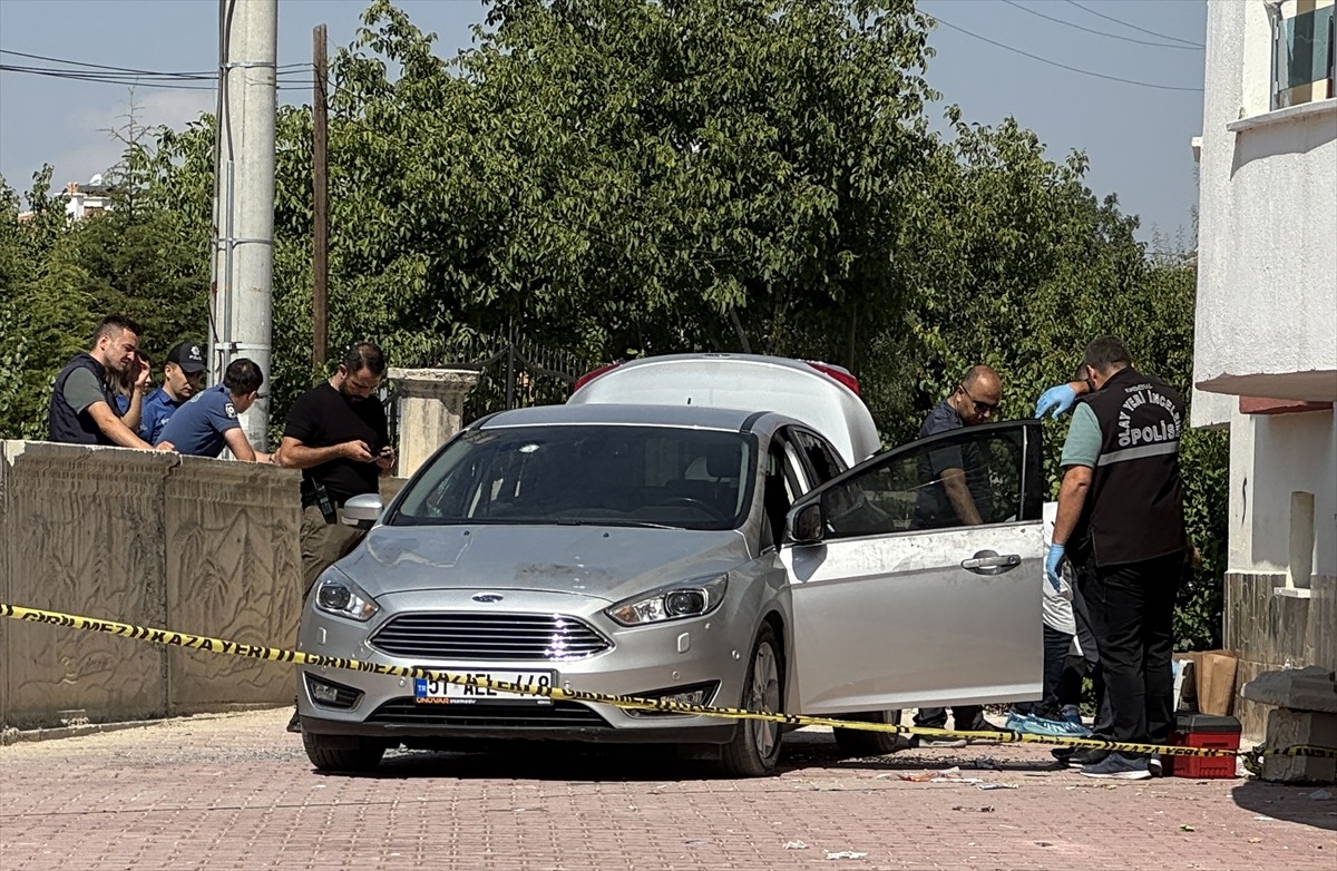 Konya'nın merkez Karatay ilçesinde araca düzenlenen silahlı saldırıda 1'i çocuk 2 kişi hayatını...