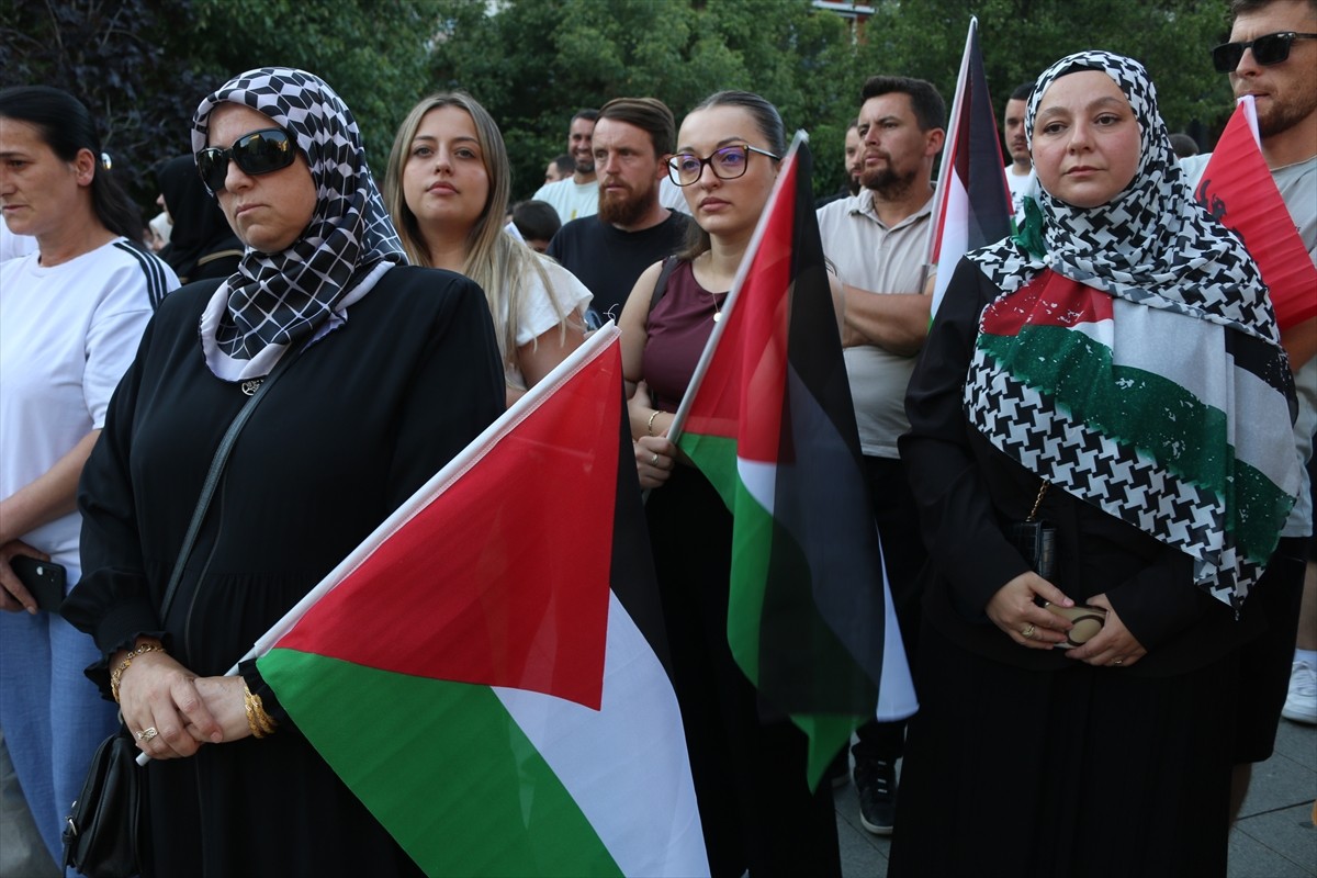 Kosova'nın başkenti Priştine'de İsrail'in Gazze'deki saldırıları ve işgali genişleterek kalıcı...