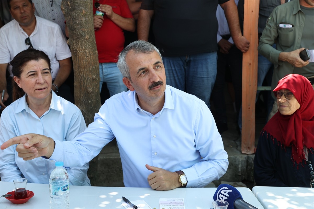 Köylerdeki yatırımları yerinde incelemek üzere gerçekleştirdiği program kapsamında İpsala ilçesine...