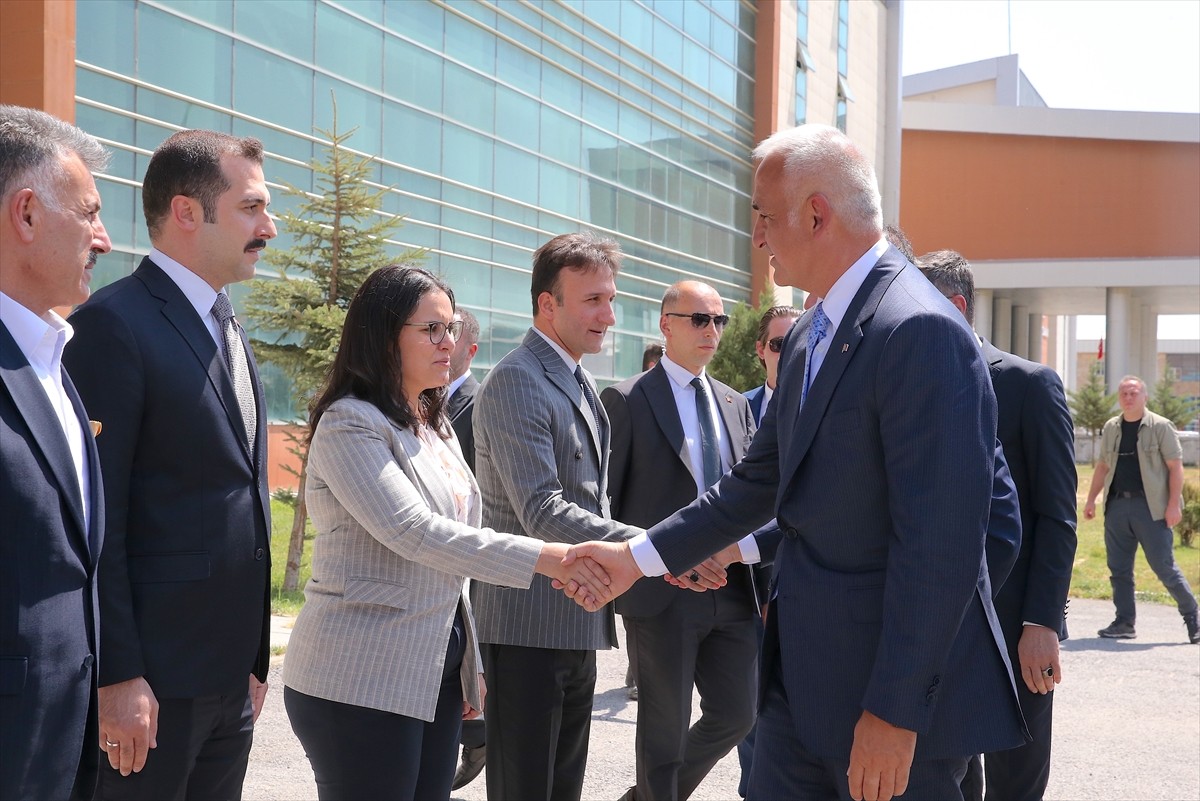 Kültür ve Turizm Bakanı Mehmet Nuri Ersoy, Bitlis'te Valiliği ziyaret etti, şeref defterini...