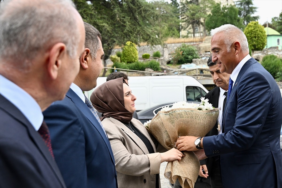 Kültür ve Turizm Bakanı Mehmet Nuri Ersoy (sağda), Düzce'de ziyaretler gerçekleştirdi.