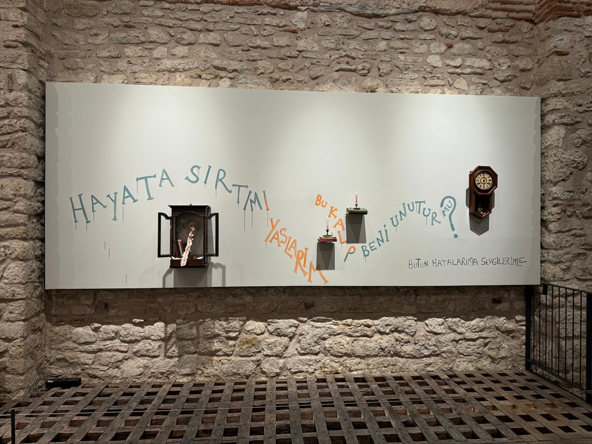 Küratörlüğünü Ceylan Önalp'in üstlendiği, sanatçı Deniz Doğruyol'un "Bir Kere Oldum, Bin Kere...