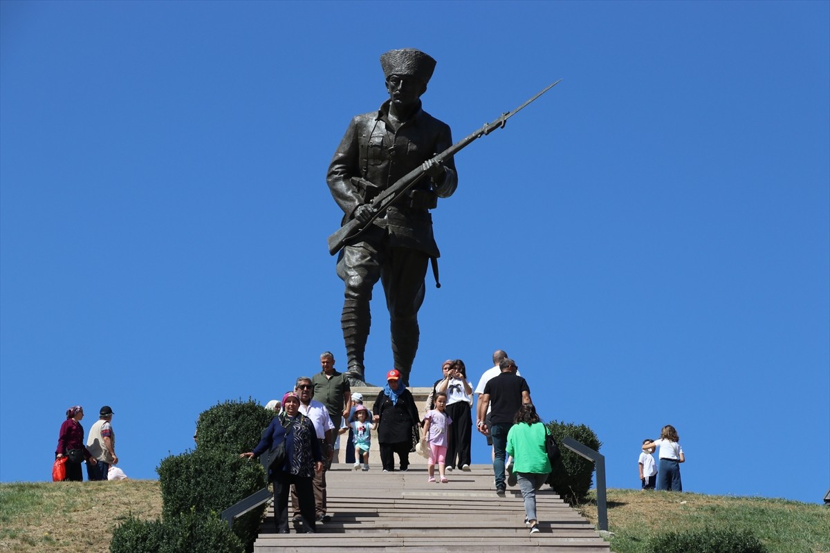 Kütahya'nın Dumlupınar ilçesindeki şehitlik, 30 Ağustos Zafer Bayramı dolayısıyla Kütahya ve çevre...