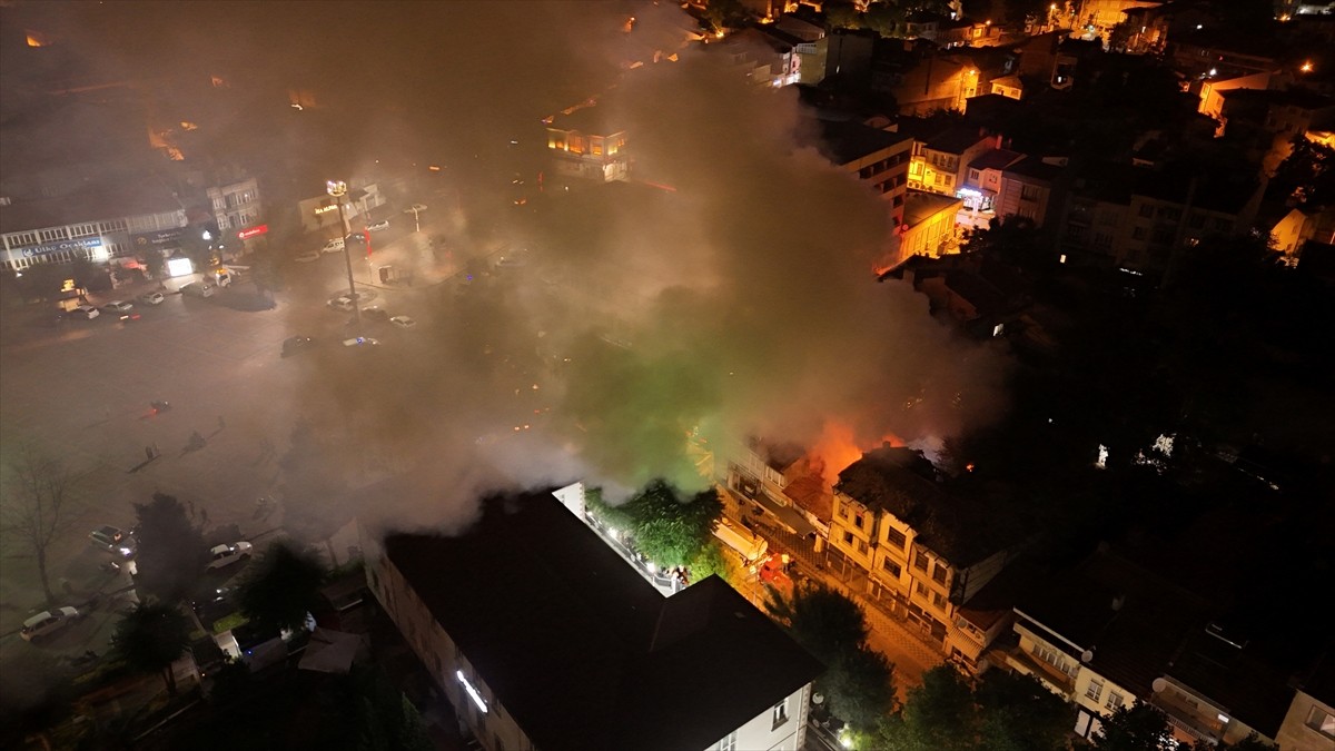 Kütahya'nın Tavşanlı ilçesinde iş yerinde çıkan yangın söndürüldü.
