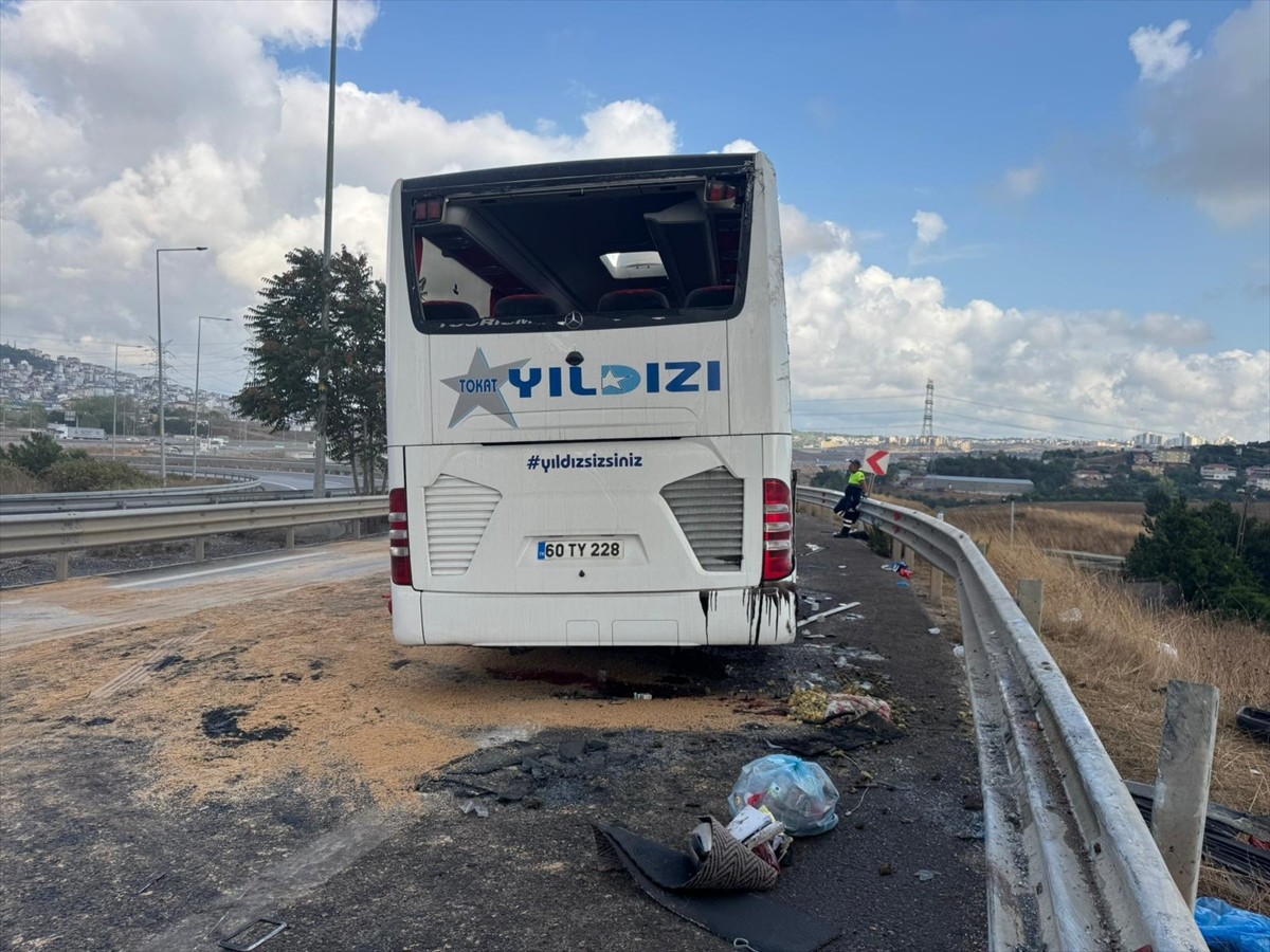 Kuzey Marmara Otoyolu'nda yolcu otobüsünün bariyerlere çarpması sonucu ilk belirlemelere göre 3...