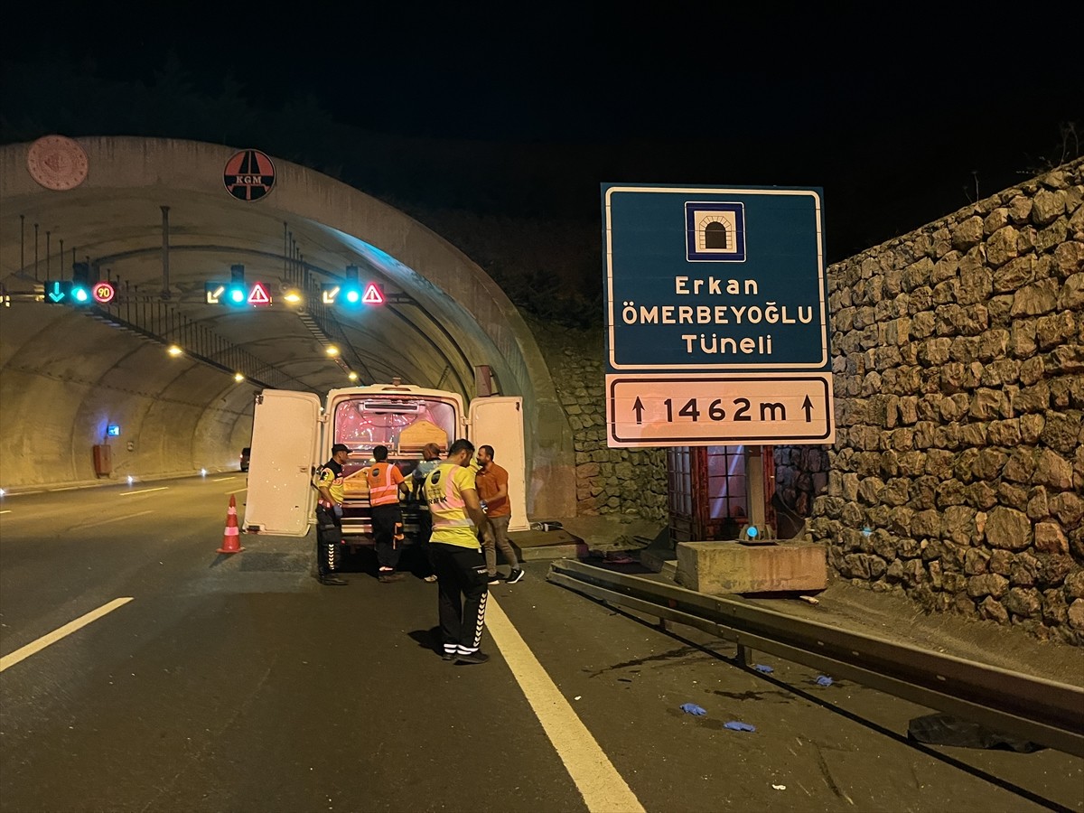 Kuzey Marmara Otoyolu'nun Kocaeli'nin İzmit ilçesi kesiminde, otomobilin çarptığı yaya hayatını...