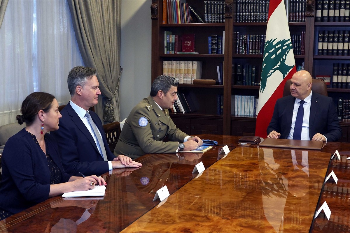 Lübnan Cumhurbaşkanı Joseph Avn (sağda), Lübnan'ın güneyinde görev yapan Birleşmiş Milletler...