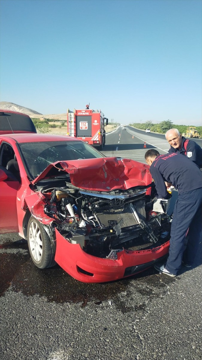 Malatya'nın Yeşilyurt ilçesinde çekiciye bağlı römorka çarpan otomobildeki 5 kişi...