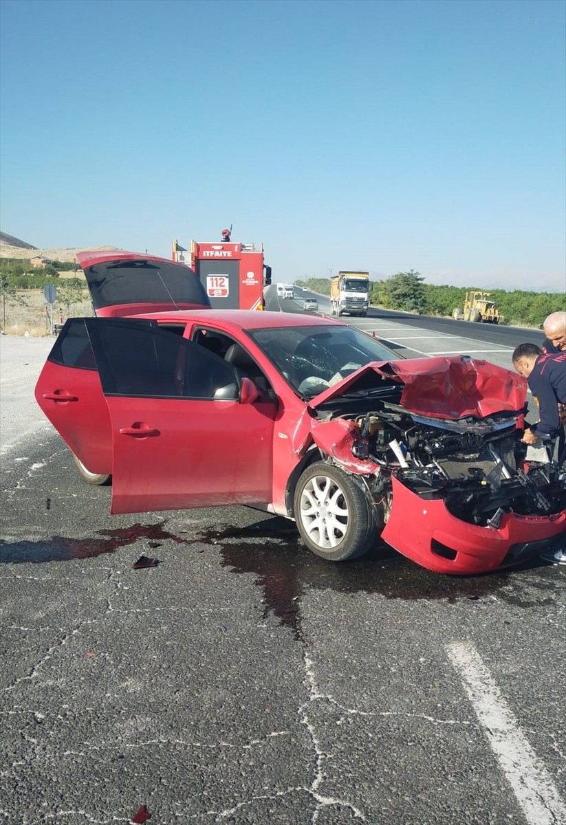 Malatya'nın Yeşilyurt ilçesinde çekiciye bağlı römorka çarpan otomobildeki 5 kişi...