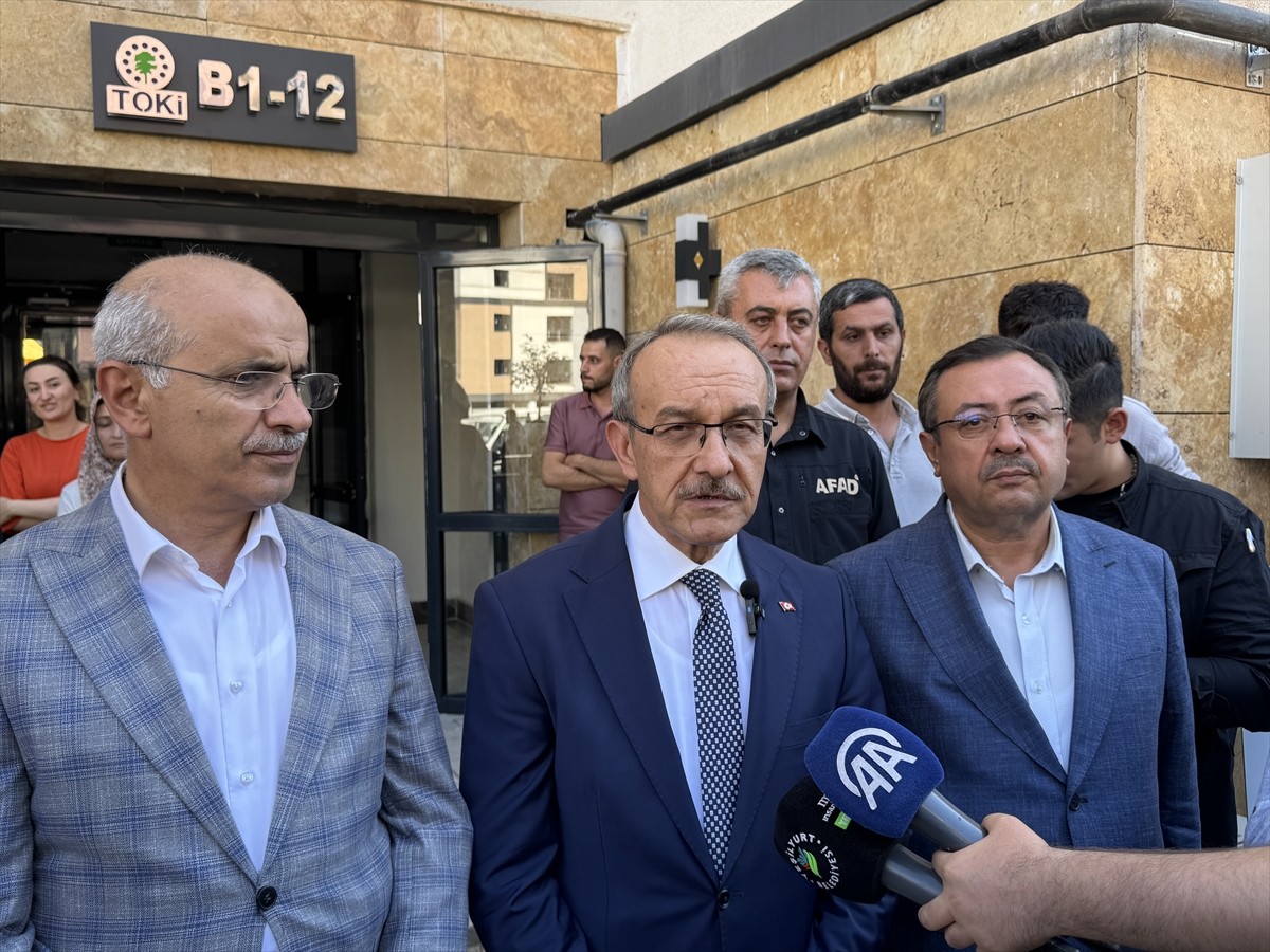 Malatya Valisi Seddar Yavuz (sağda 2), yaşamın başladığı Akkent Sitesi'nde kalıcı konutuna...