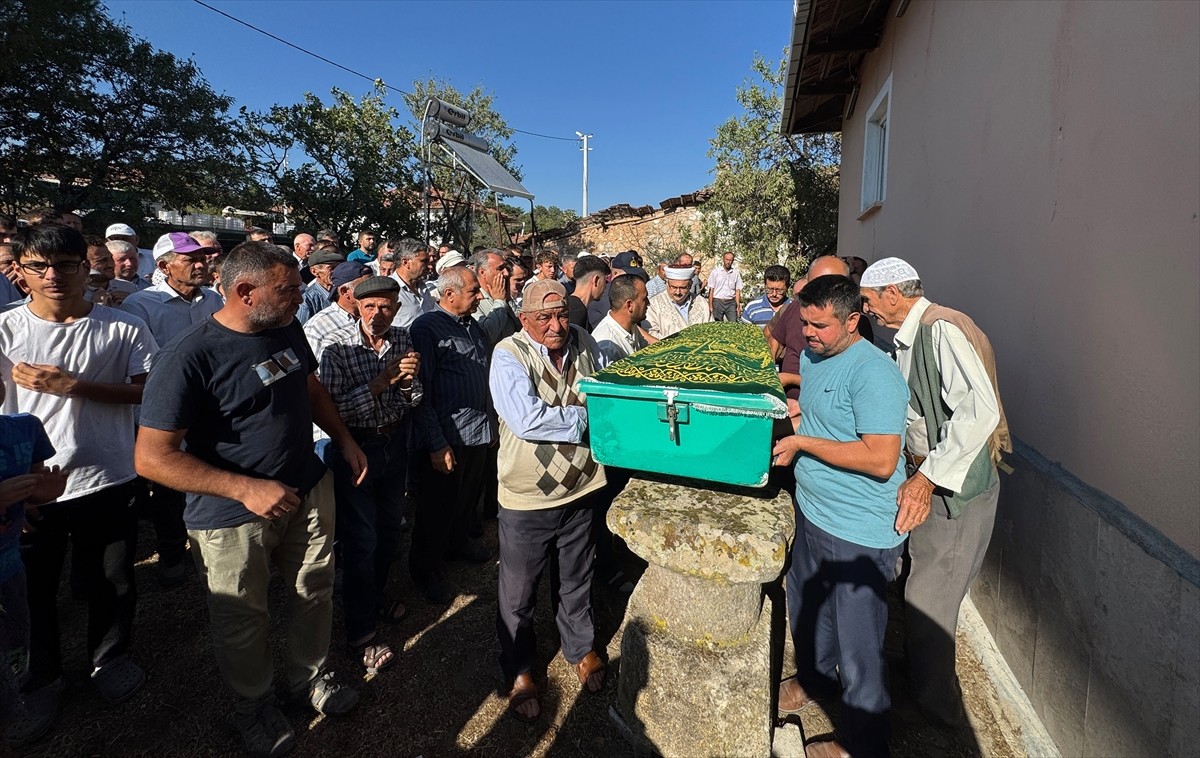 Manisa'nın Gördes ilçesinde, cami mihrabının üzerindeki taç kısmının düşmesi sonucu 1 kişi öldü, 1...