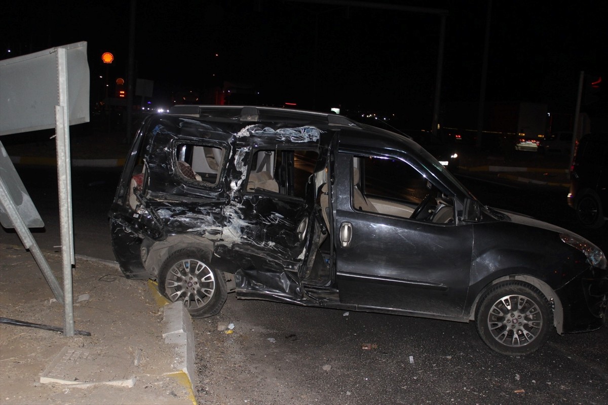 Manisa'nın Salihli ilçesinde kamyonla hafif ticari aracın çarpışması sonucu 1 kişi öldü, 2'si ağır...