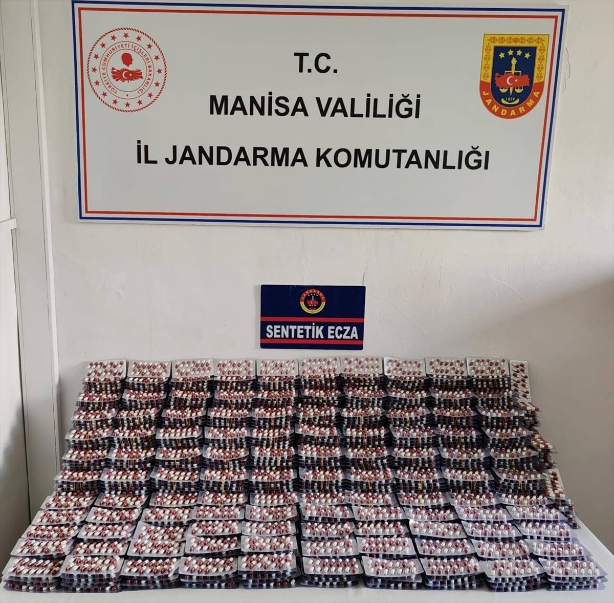 Manisa'nın Şehzadeler ilçesinde evlerinde uyuşturucu ele geçirilen 2 şüpheli tutuklandı. Yapılan...