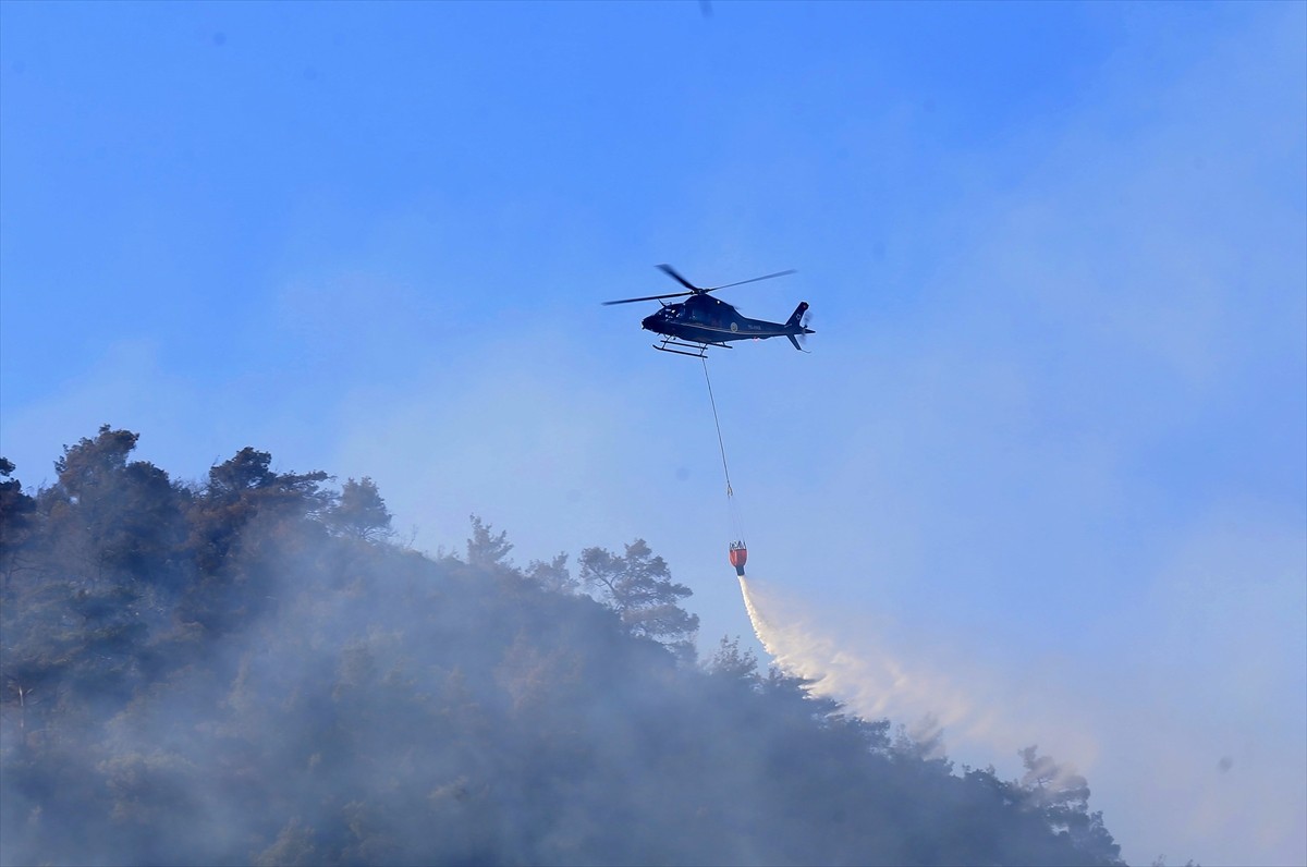 Manisa'nın Soma ilçesindeki orman yangınlarına havadan ve karadan müdahale sürüyor.