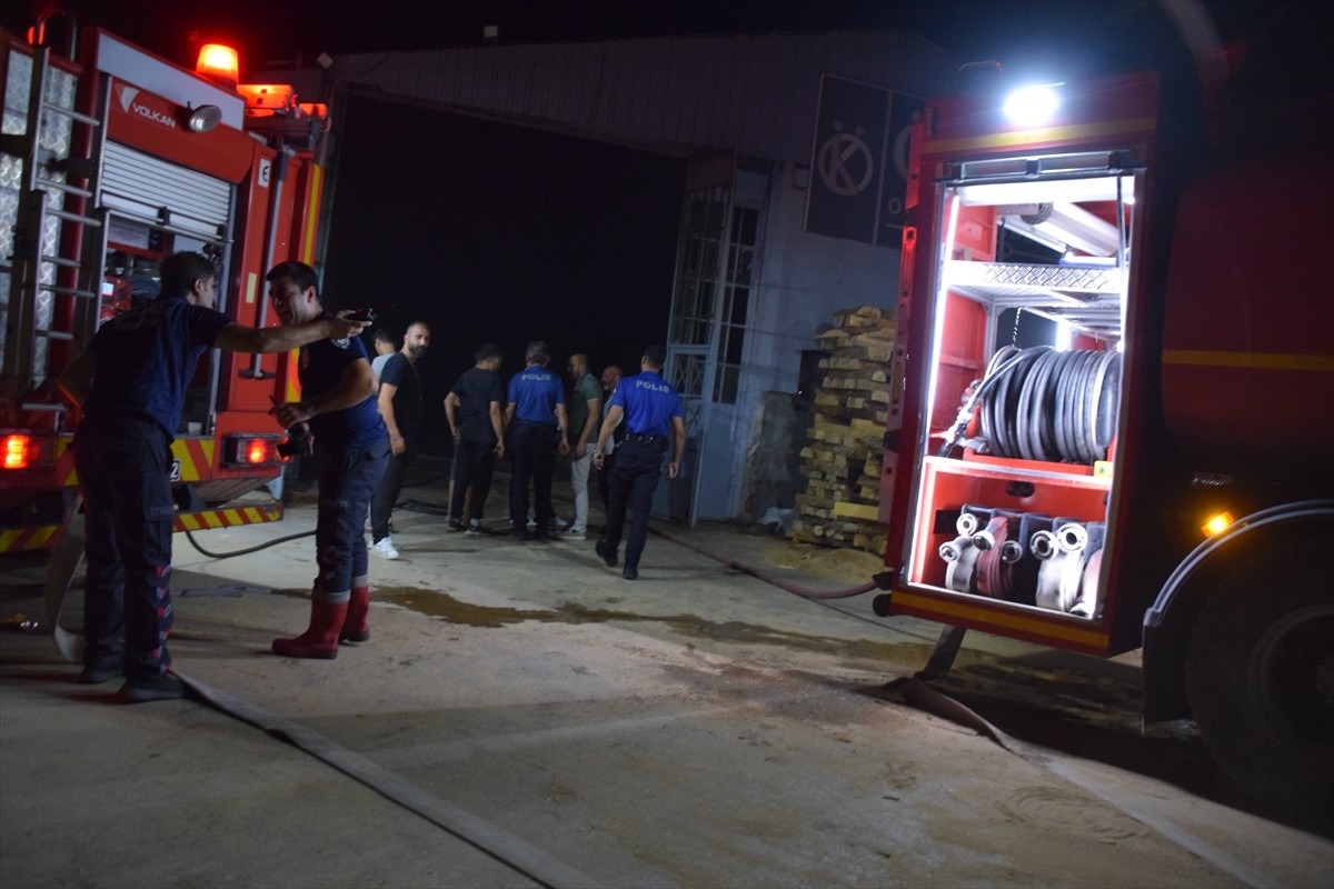 Manisa'nın Turgutlu ilçesinde kereste fabrikasında çıkan yangın, itfaiye ekiplerinin müdahalesiyle...