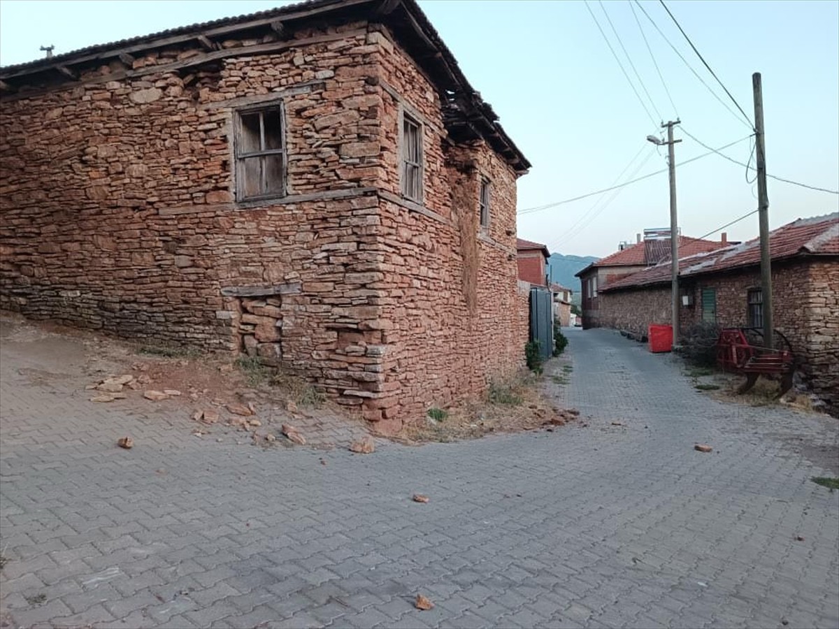 Manisa Valiliği, merkez üssü Balıkesir'in Sındırgı ilçesi olan 6,1 büyüklüğünde depremde Manisa'da...