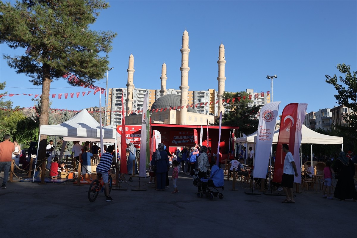 Mardin'de, Türkiye Geleneksel Spor Dalları Federasyonunun "Geleneksel Oyunlar Tırı" çocuklarla...