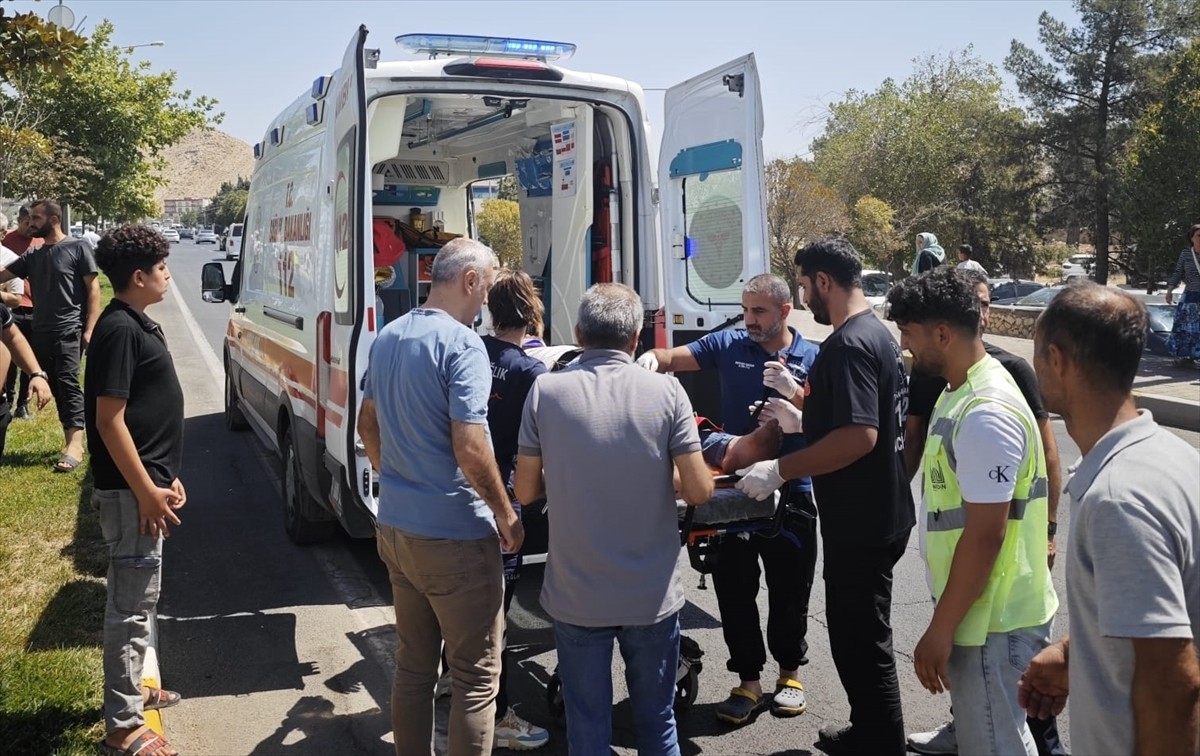 Mardin'in merkez Artuklu ilçesinde 5 aracın karıştığı zincirleme trafik kazası sonucu 1 kişi...