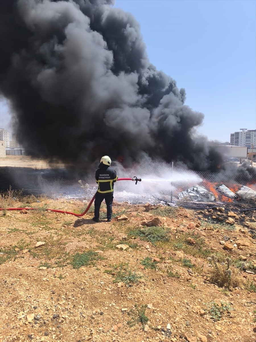 Mardin'in merkez Artuklu ilçesinde, plastik boruların depolandığı açık alanda çıkan yangın...