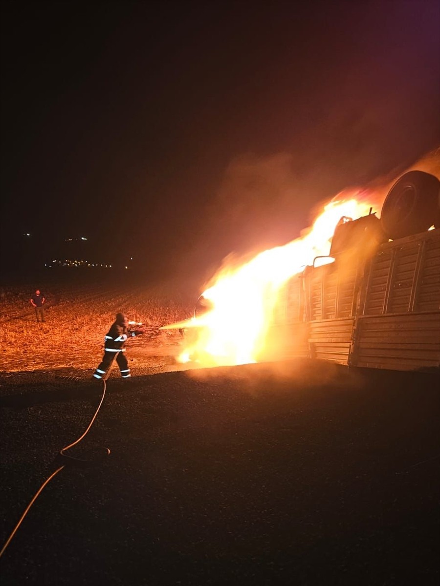 Mardin’in Nusaybin ilçesinde devrilmesi sonucu alev alan tırın sürücüsü hayatını kaybetti. Yangın...
