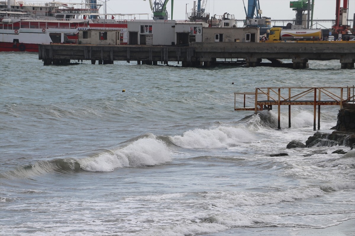 Marmara Denizi'nde etkili olan poyraz, Tekirdağ'da deniz ulaşımında aksamalara neden oluyor.