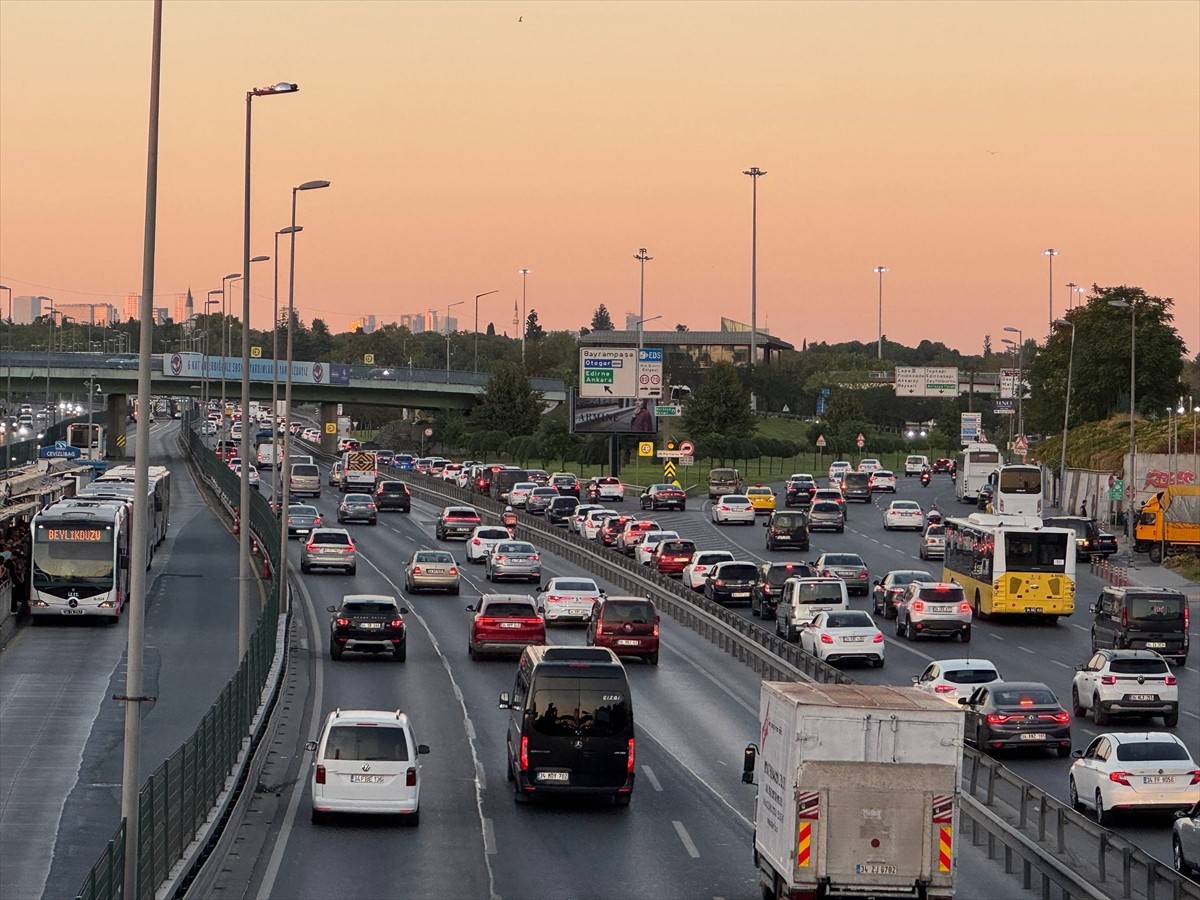 Megakentte mesai çıkış saatinin de etkisiyle Avrupa Yakası'nda D-100 kara yolu Cevizlibağ mevkisi...