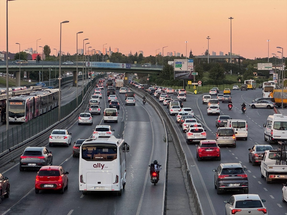 Megakentte mesai çıkış saatinin de etkisiyle Avrupa Yakası'nda D-100 kara yolu Cevizlibağ mevkisi...