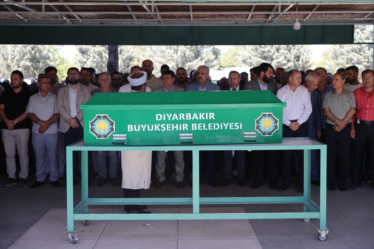 Mersin'in Erdemli ilçesinde yaz kampına götürülen çocukları taşıyan minibüsün tıra çarpması sonucu...