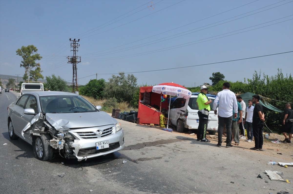 Mersin'in Silifke ilçesinde park halindeki hafif ticari araca çarpan otomobilin sürücüsü kaçtı....
